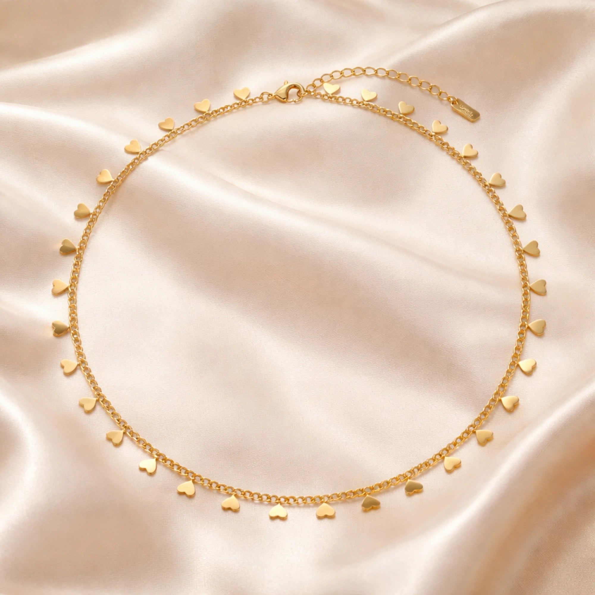 Minimal tasarımlı gold kalp detaylı kadın kolye