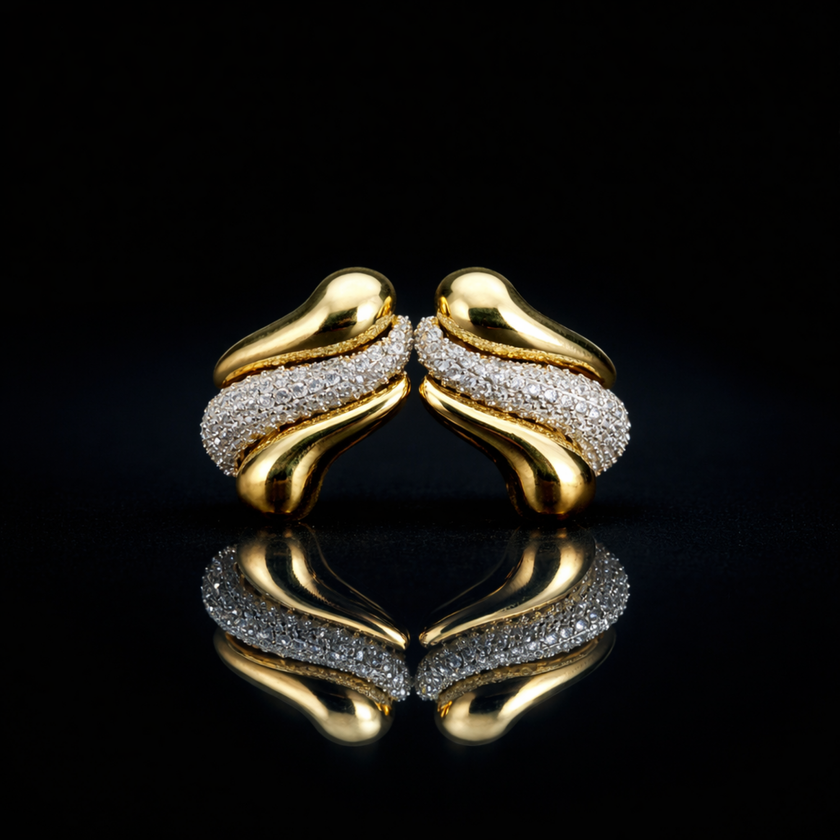 Gold ve gümüş renk geçişli, zirkon taş detaylı gösterişli kadın küpe modeli
