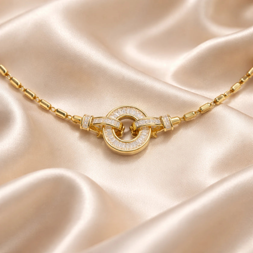 Günlük ve özel kombinler için gold taşlı kolye
