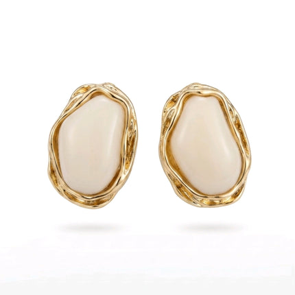 Doğal taş görünümlü gold çerçeveli kadın küpe modeli