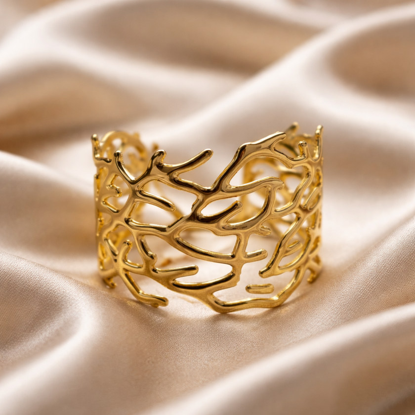 Bilekte duran modern soyut desenli gold bileklik