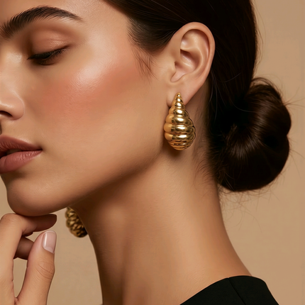 Parlak gold renk deniz kabuğu formlu küpe