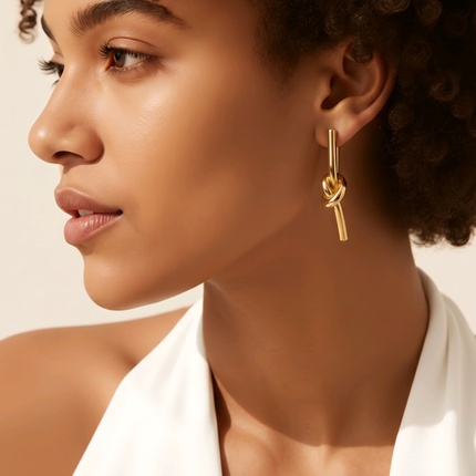Minimal tasarımlı gold düğüm detaylı küpe