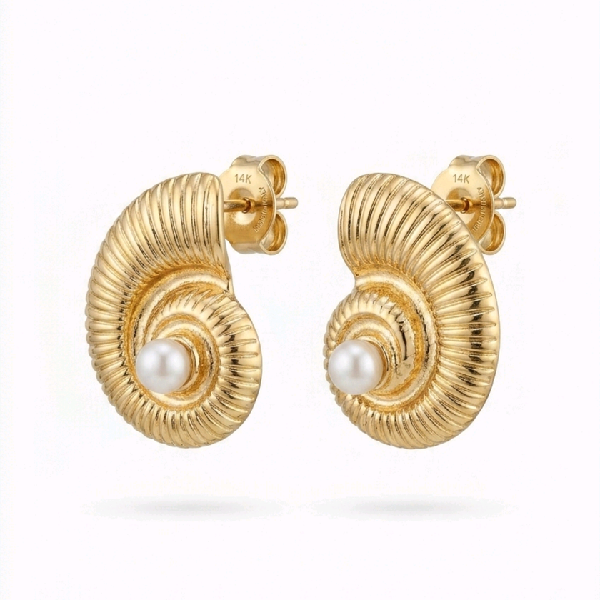 Gold spiral kabuk tasarımlı inci detaylı küpe