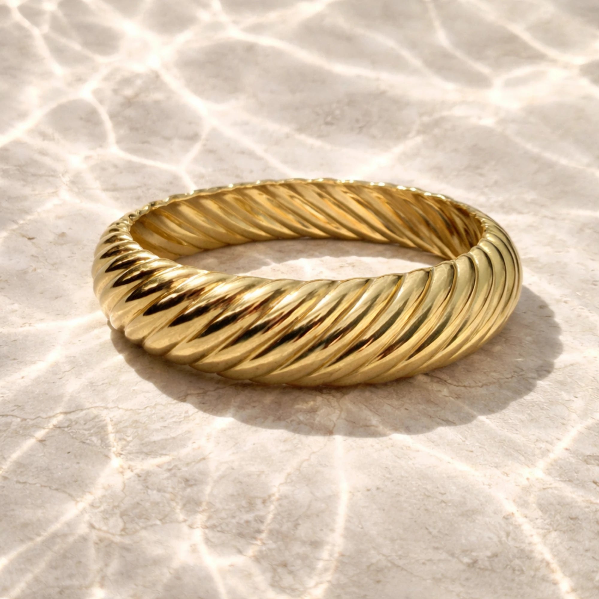 Bilekte duran modern burgu desenli gold bileklik