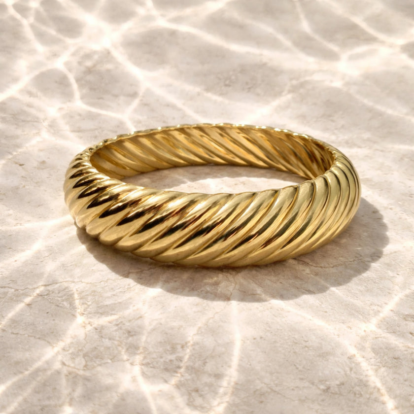 Bilekte duran modern burgu desenli gold bileklik