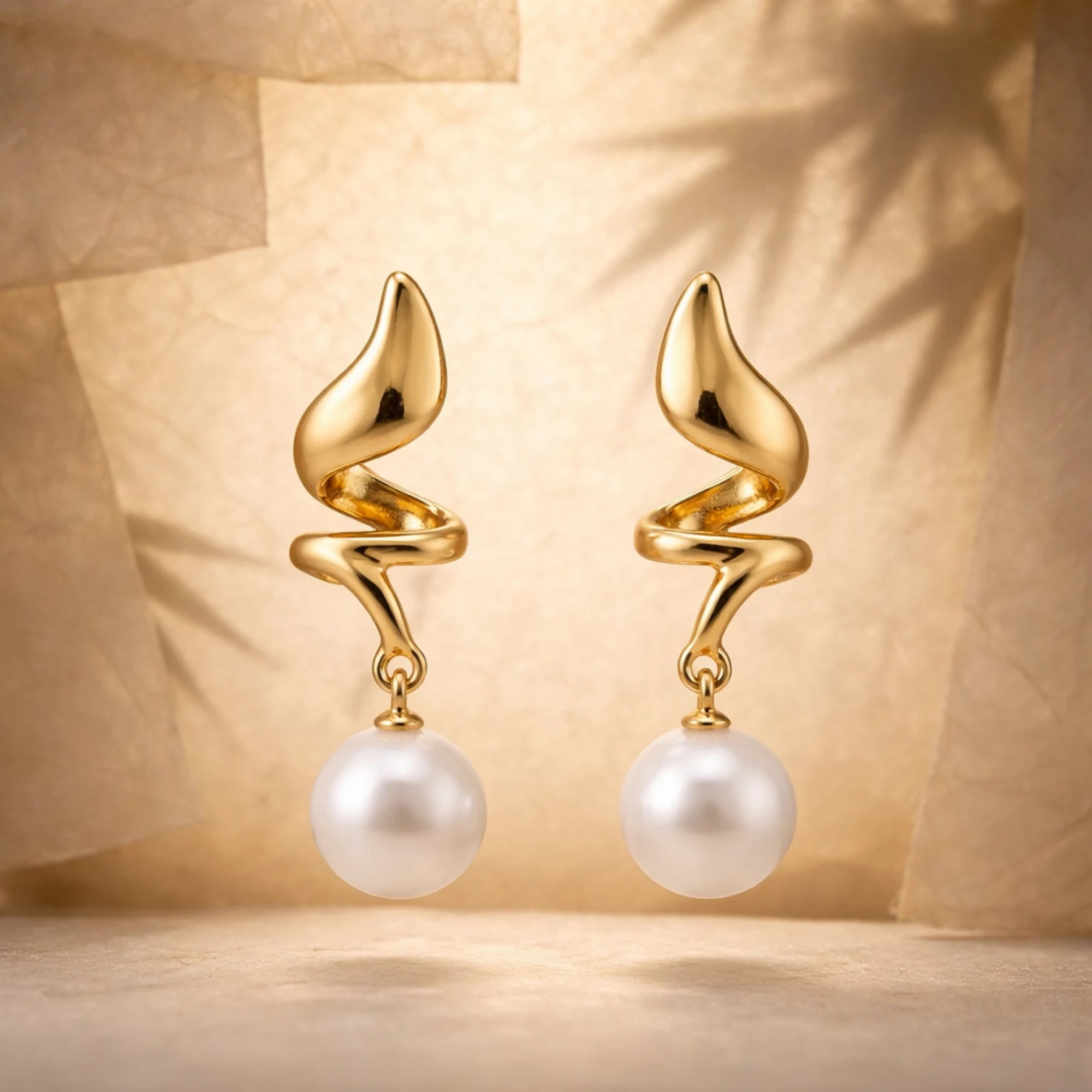 Modern kıvrımlı formda gold inci küpe modeli