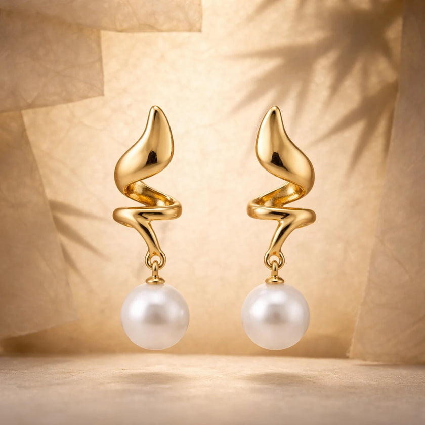 Modern kıvrımlı formda gold inci küpe modeli