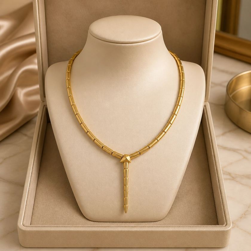 Modern tasarımlı gold ok detaylı kadın kolye