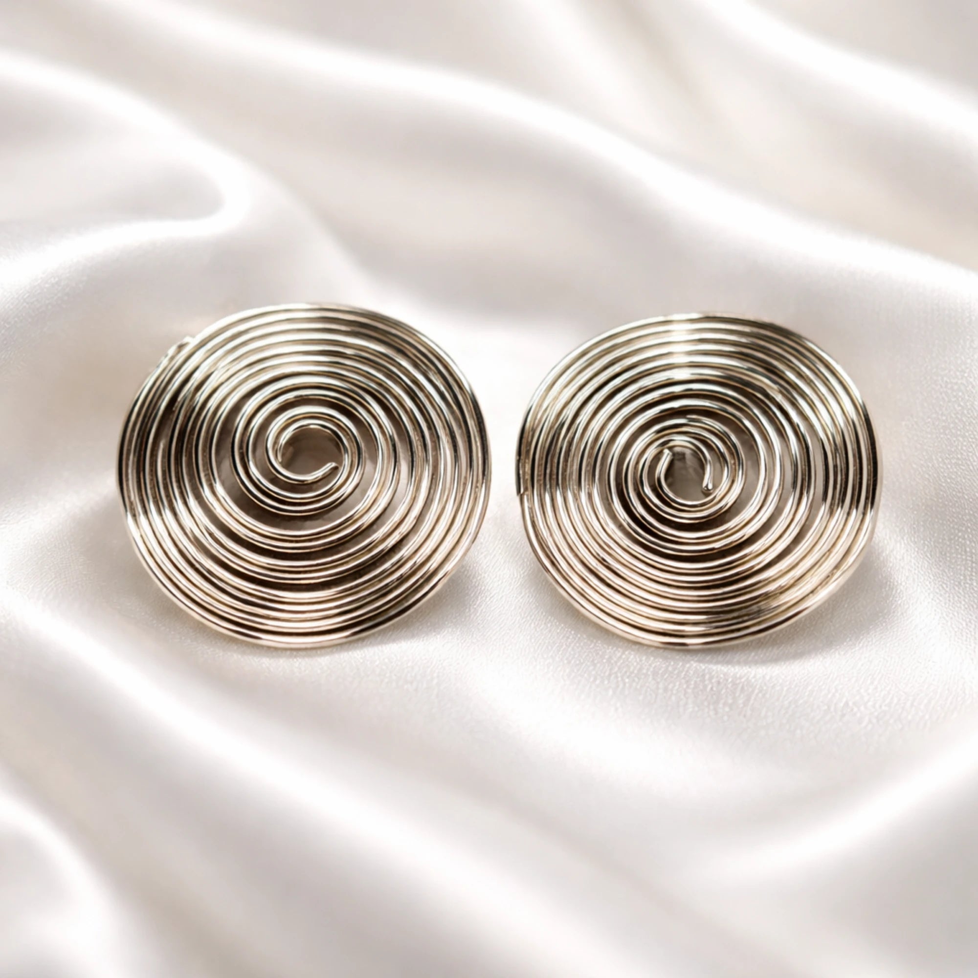 Gümüş renk spiral halka küpe modeli