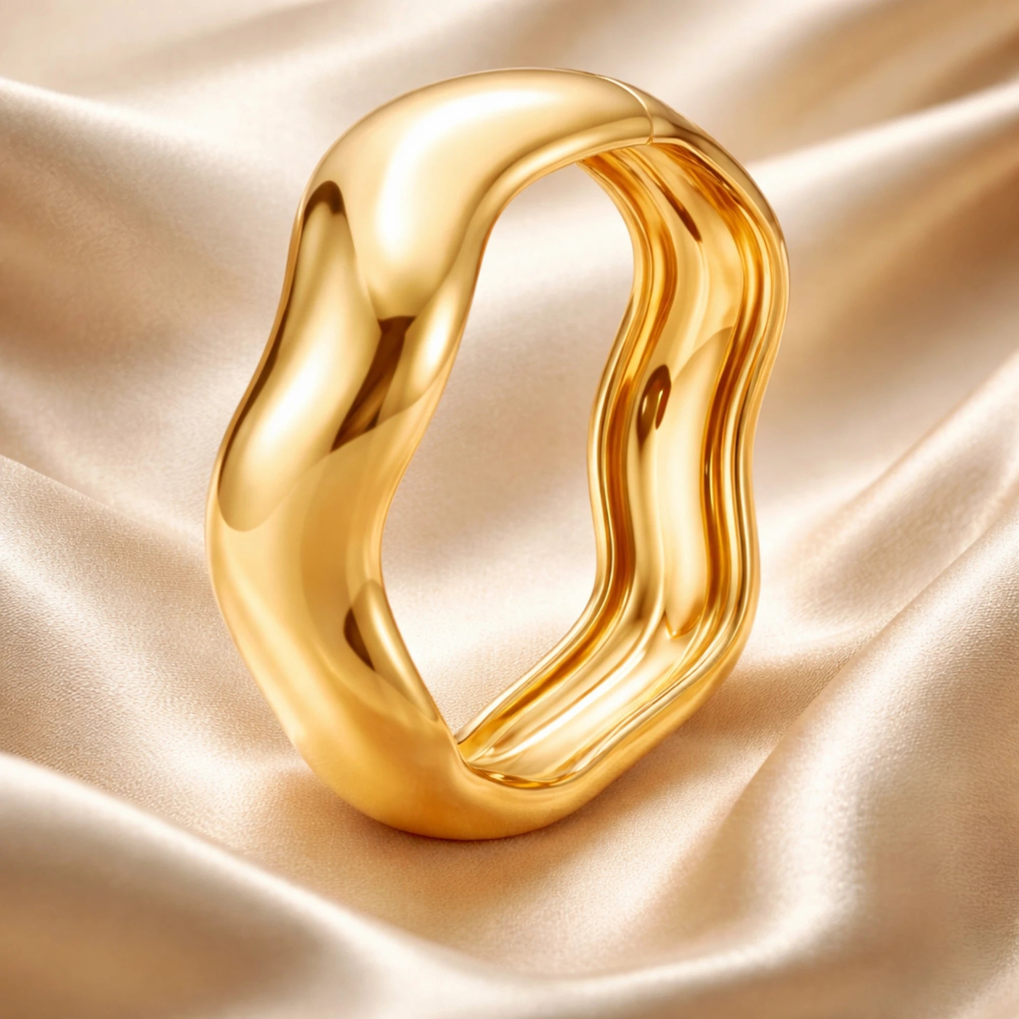 Bilekte duran organik formlu gold kadın bileklik
