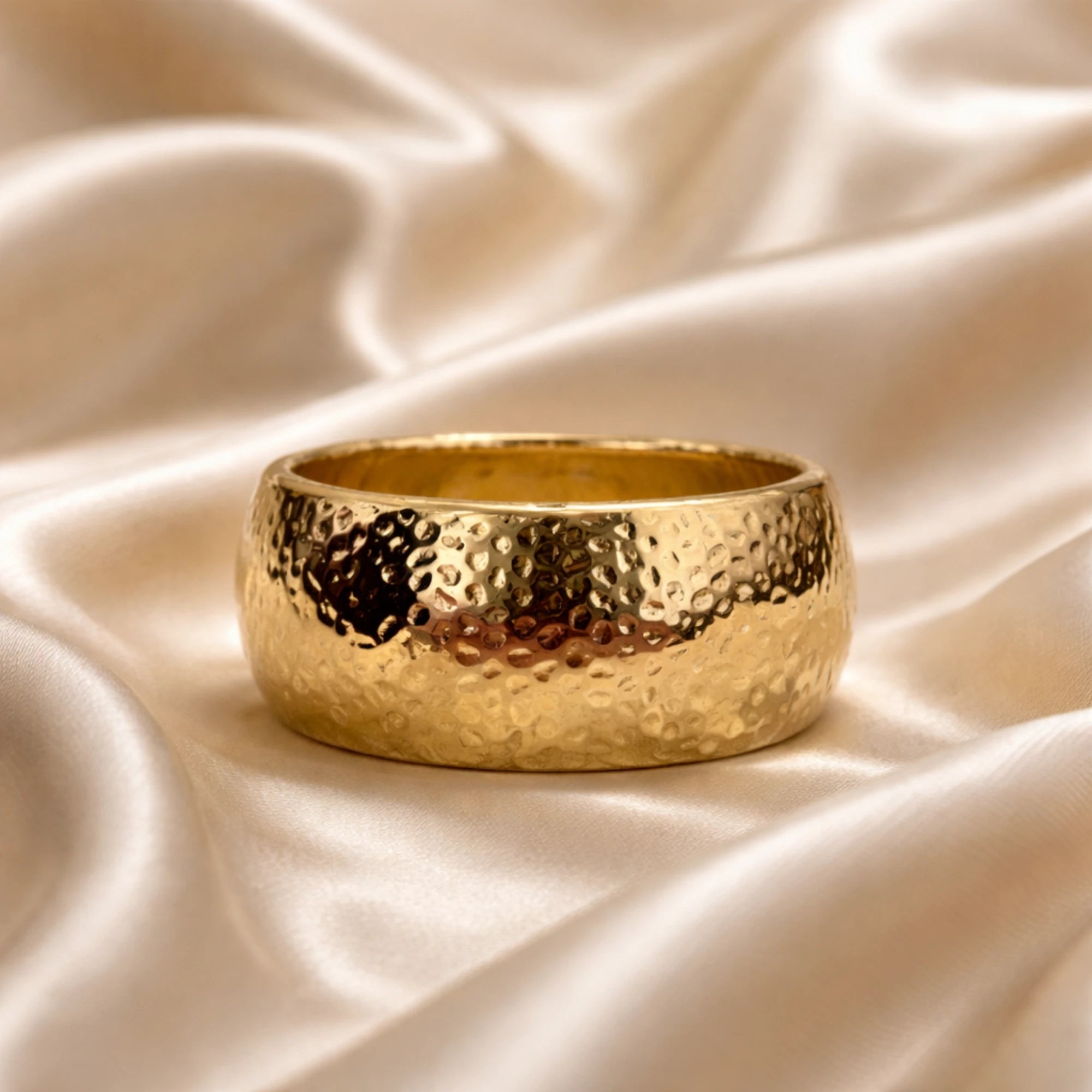 Çekiç dokulu gold kelepçe bileklik tasarımı