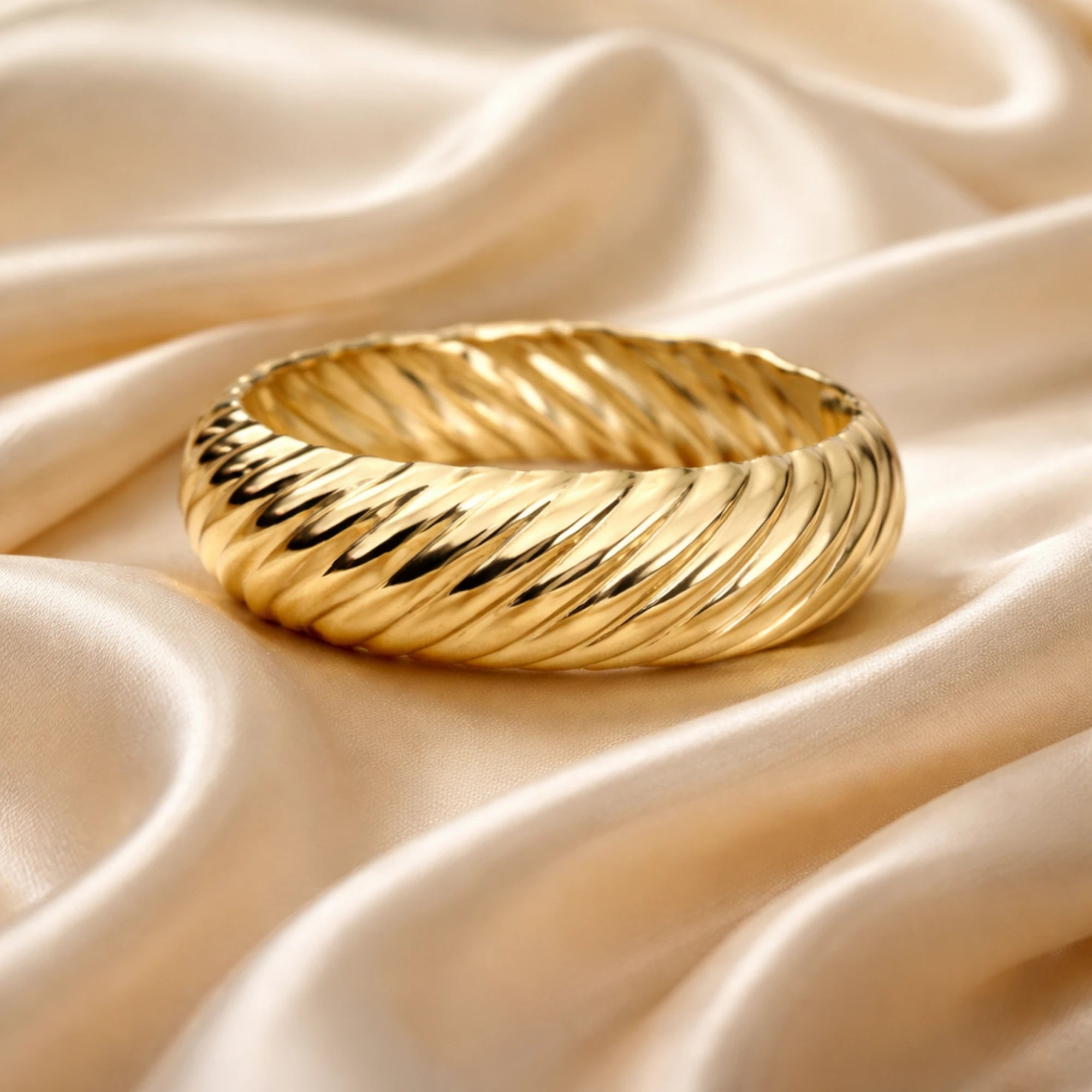 Parlak gold renk kalın kelepçe bileklik modeli