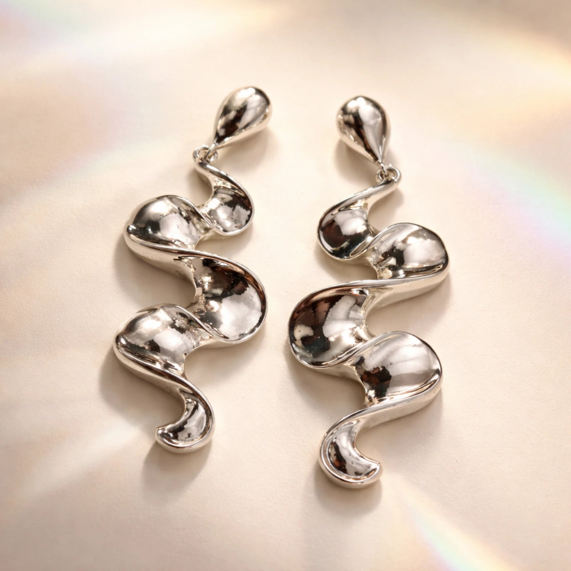 Alya Jewelry gümüş renk dalga formlu kadın küpe