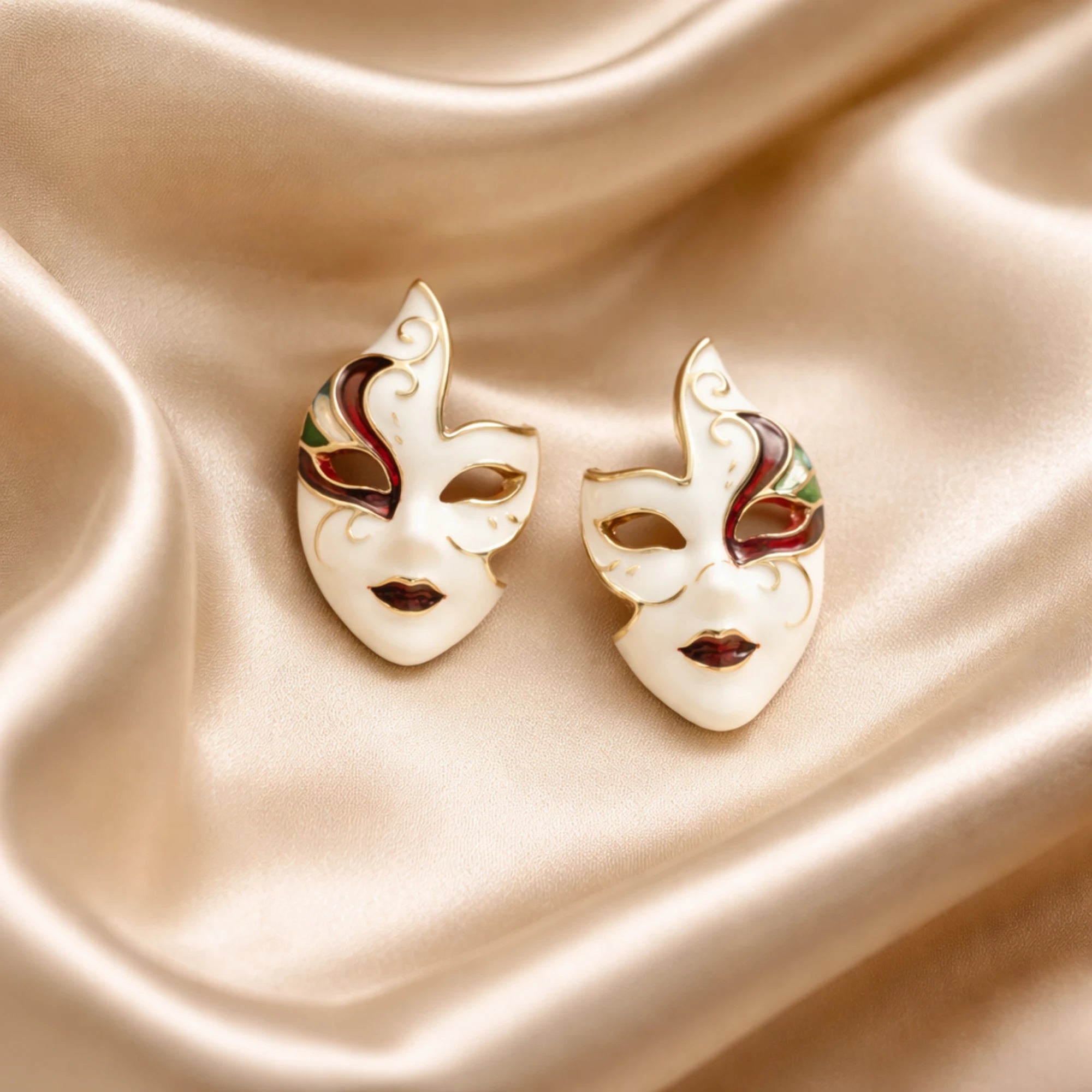 Gold kenar detaylı beyaz maske figürlü küpe