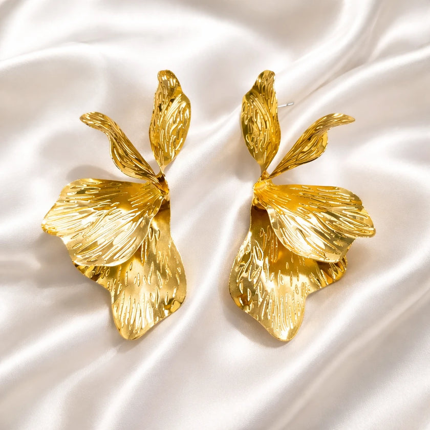 Yaprak detaylı gold çiçek formlu küpe modeli